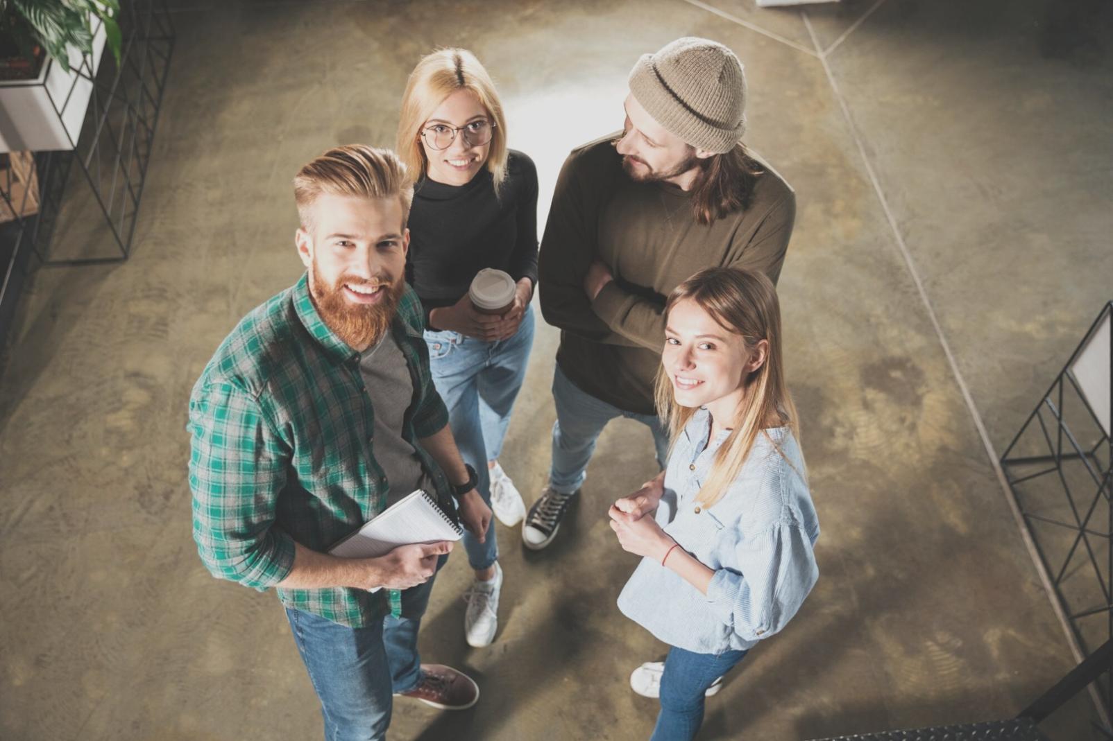 Groupe d'étude collaboratif en ligne avec écrans multiples