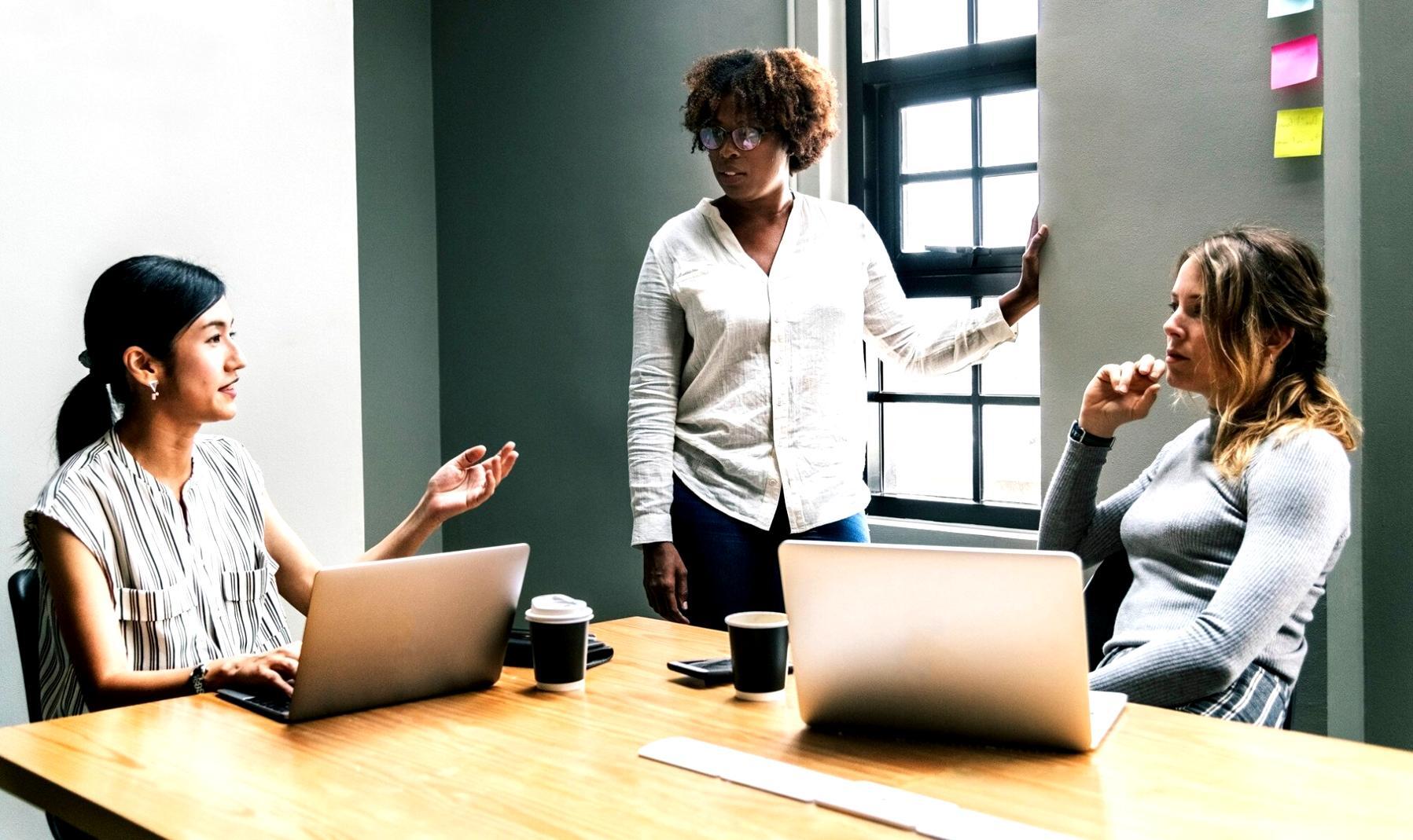 Formation en gestion financière avec des graphiques et documents
